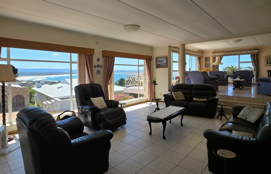 6 Bedroom Property for Sale in Wavecrest Eastern Cape